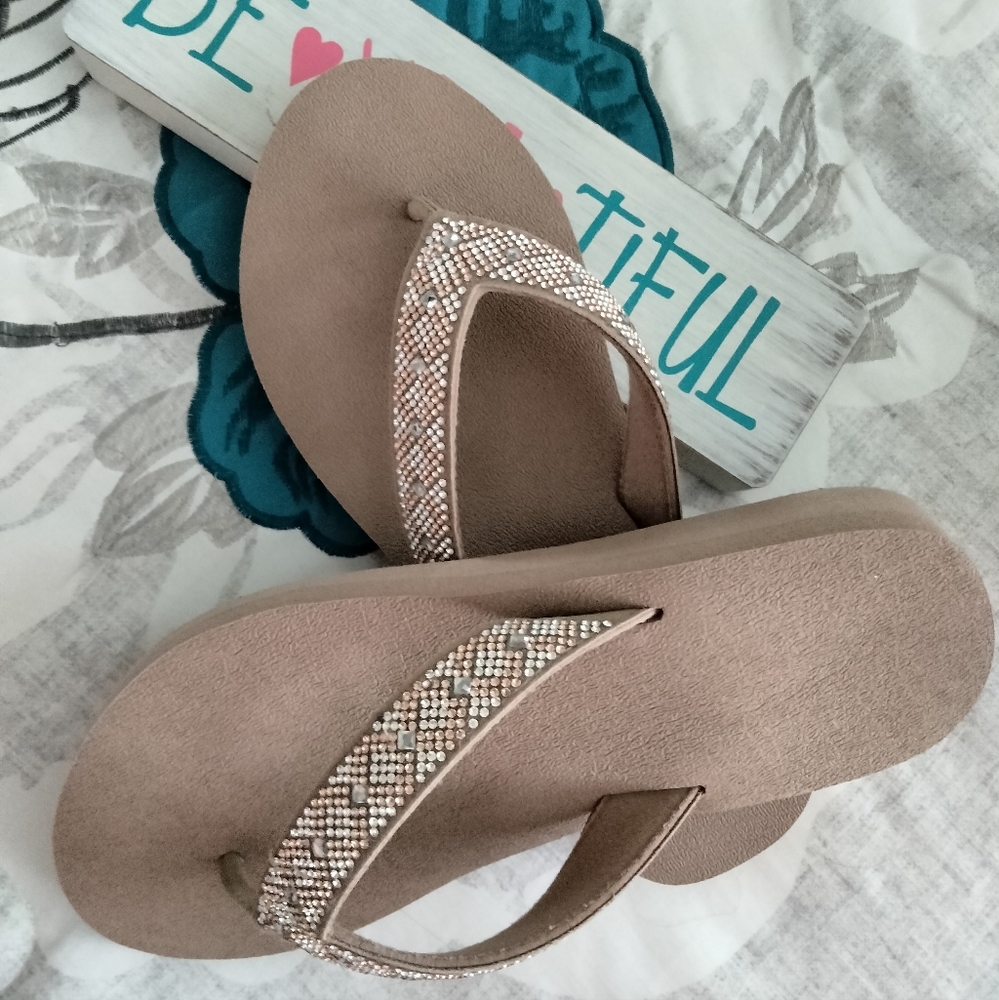 Rhinestone Tan Flip-flops 🤎💎